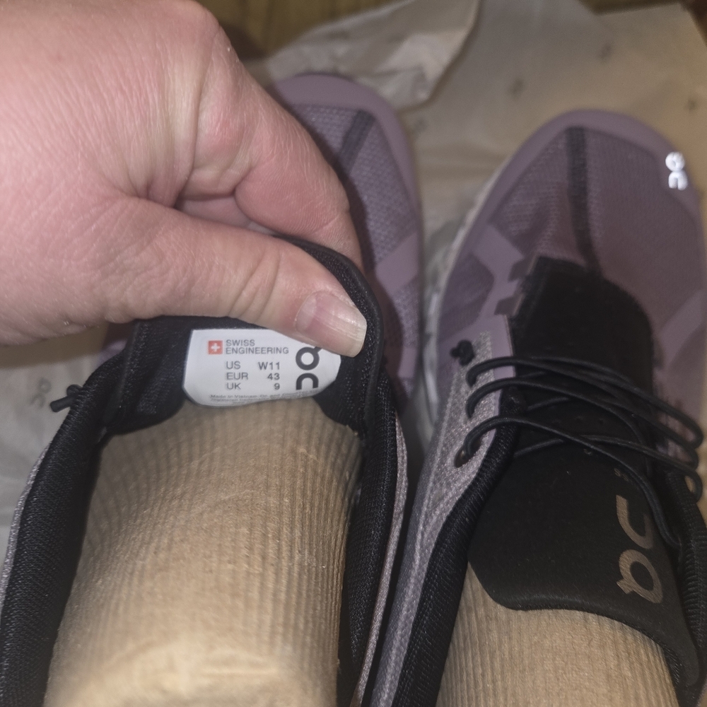 New women's size 11 On Cloud lilac and black running shoes - Picture 4 of 4